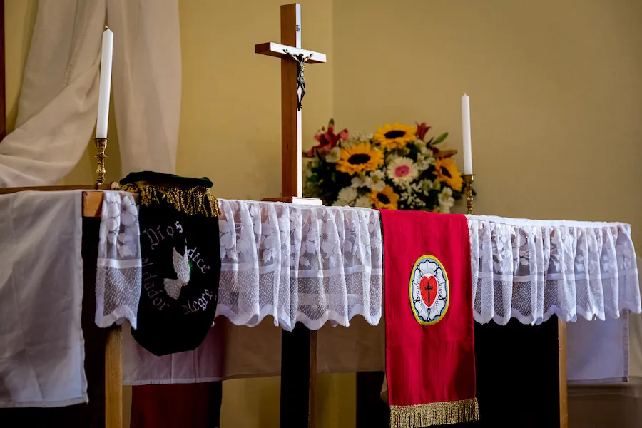 Altar con la Rosa de Lutero en una congregación de la Iglesia Luterana Confesional de Chile