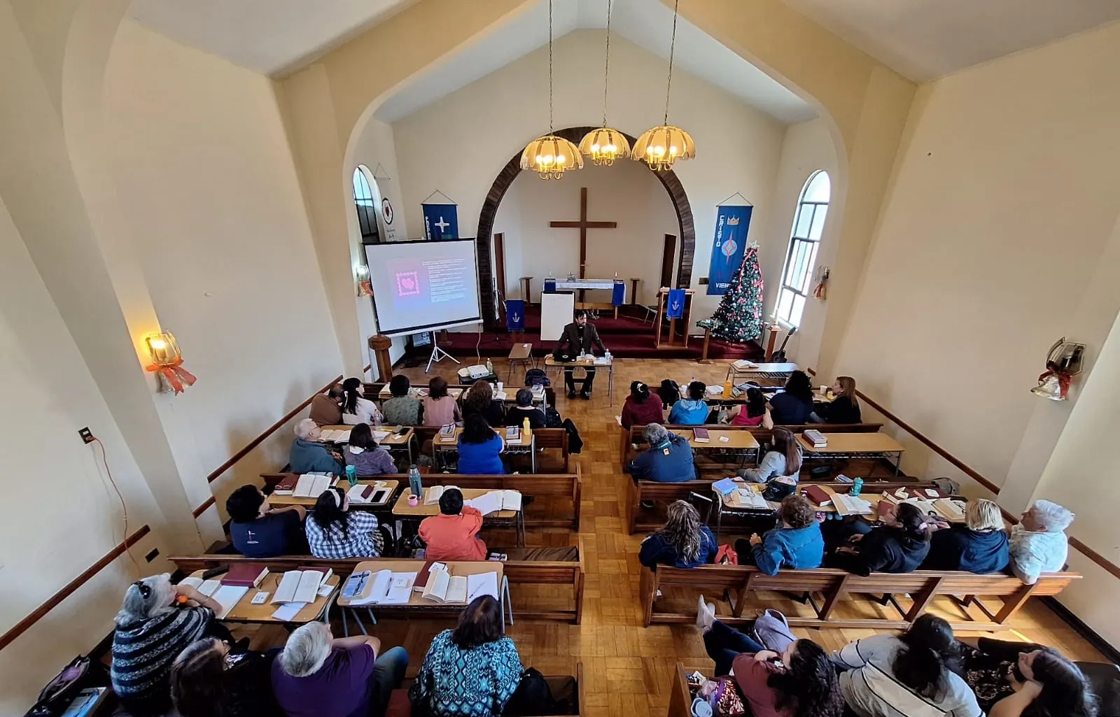 Clase del IBL en una congregación de la ILC Chile
