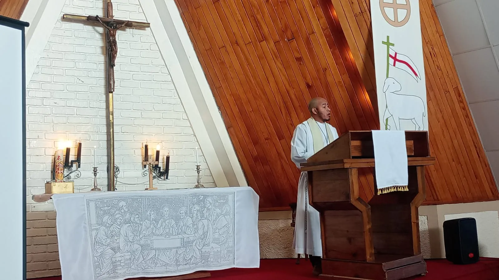 Enseñanza ante el altar en una capilla de la ILC Chile
