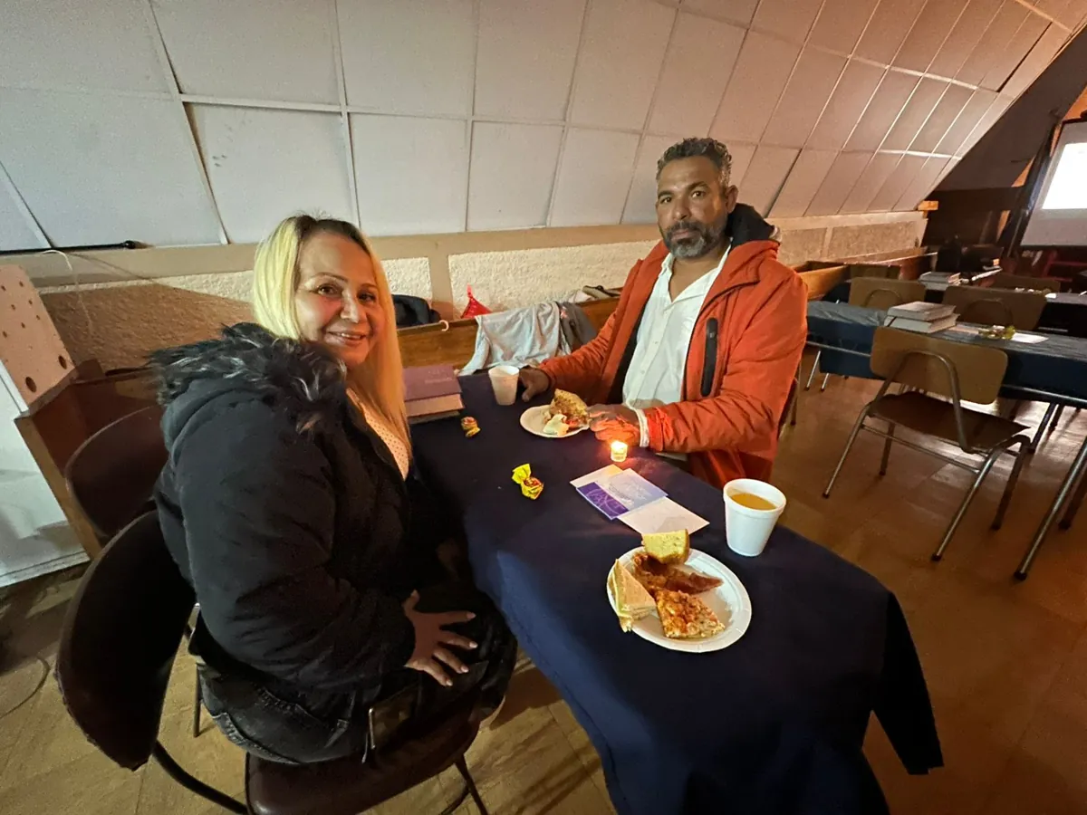 Miembros de la iglesia compartiendo una comida en una congregación de la ILC Chile