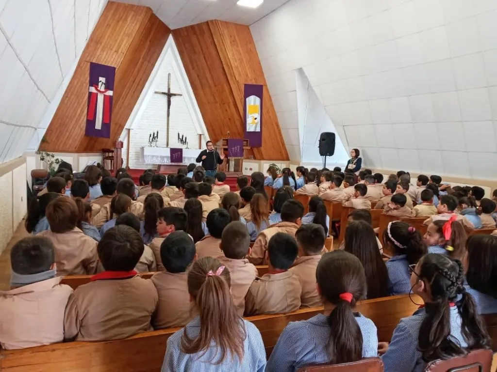 Capilla llena de niños durante el Servicio Divino en una congregación de la ILC Chile